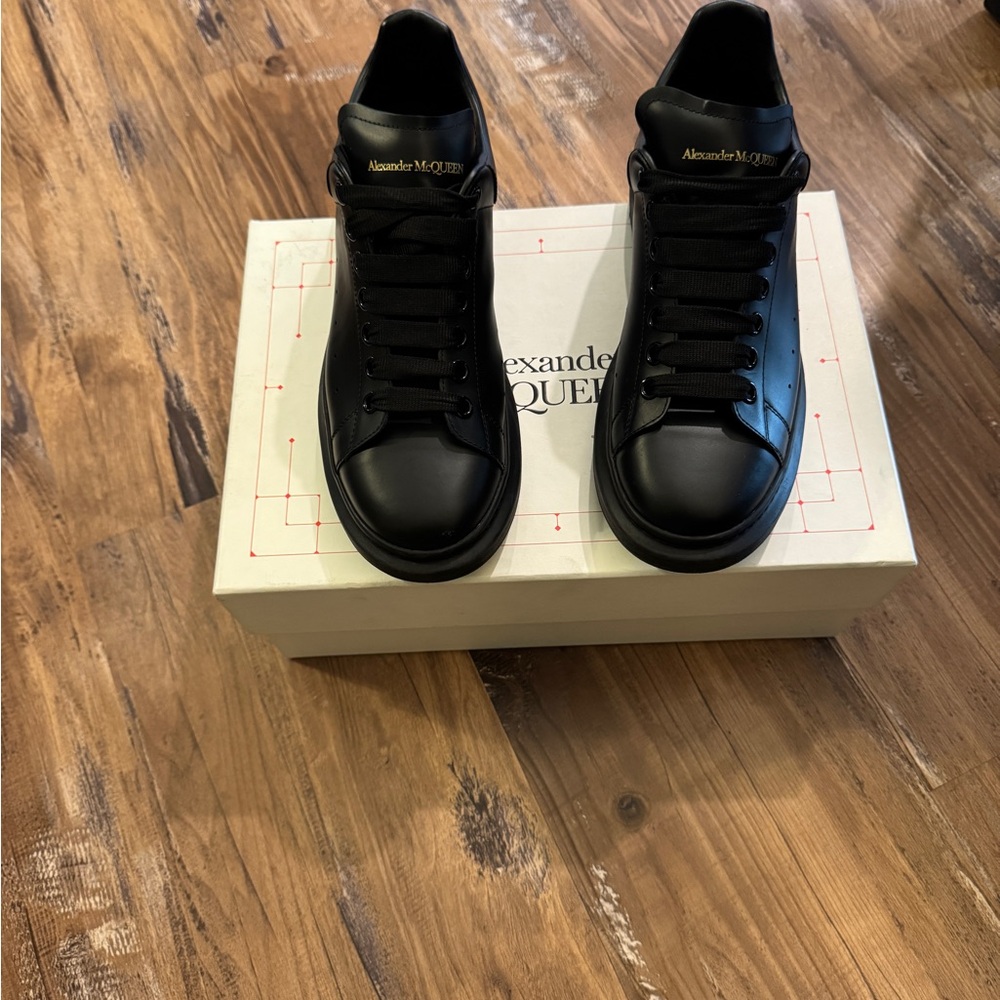 Alexander McQueen Black High-Top Sneakers Sleek Design